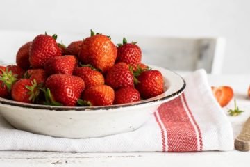 Fraises fraîches dans un bol en céramique, alimentation saine et régime FODMAP.