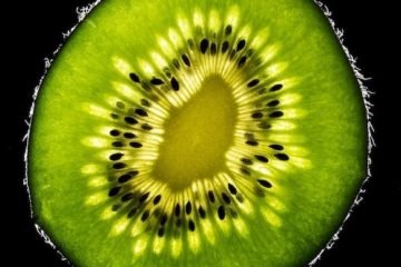 Kiwi en coupe, aliment faible en FODMAP, parfait pour régime sans FODMAP, illustration nutritionnelle saine.