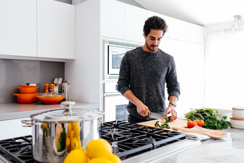 homme cuisinant dans chez lui