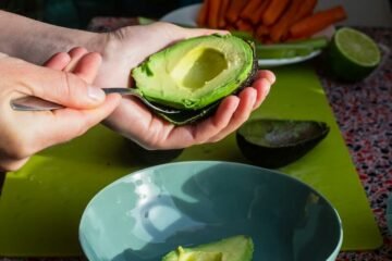 Avocat frais coupé nature, alimentation saine, régime low FODMAP, conseils nutritionnels.